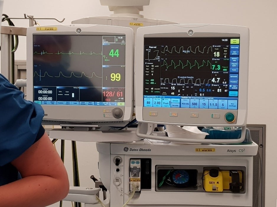 De monitors waarmee Anja in de gaten wordt gehouden tijdens de operatie